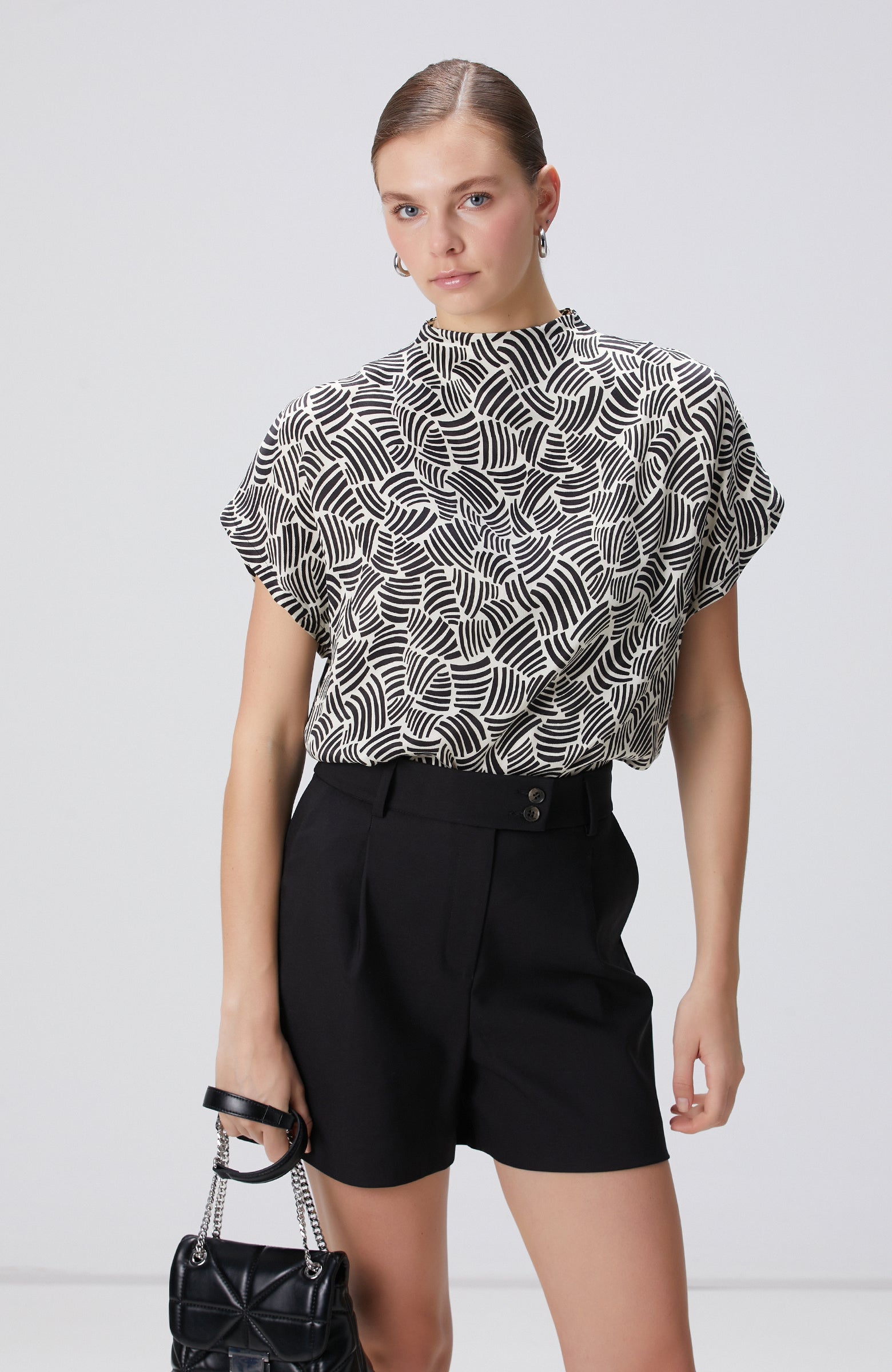 WOMEN'S Black Off-White Patterned Blouse