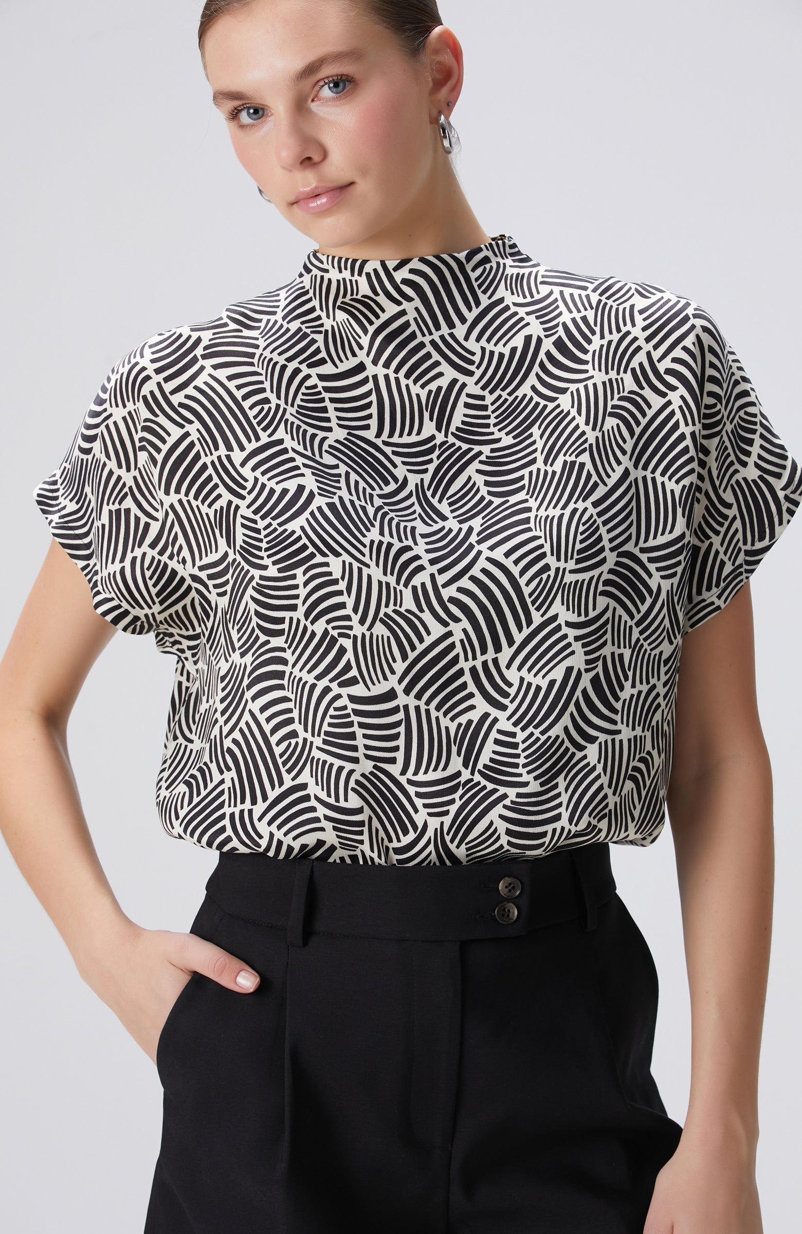 WOMEN'S Black Off-White Patterned Blouse