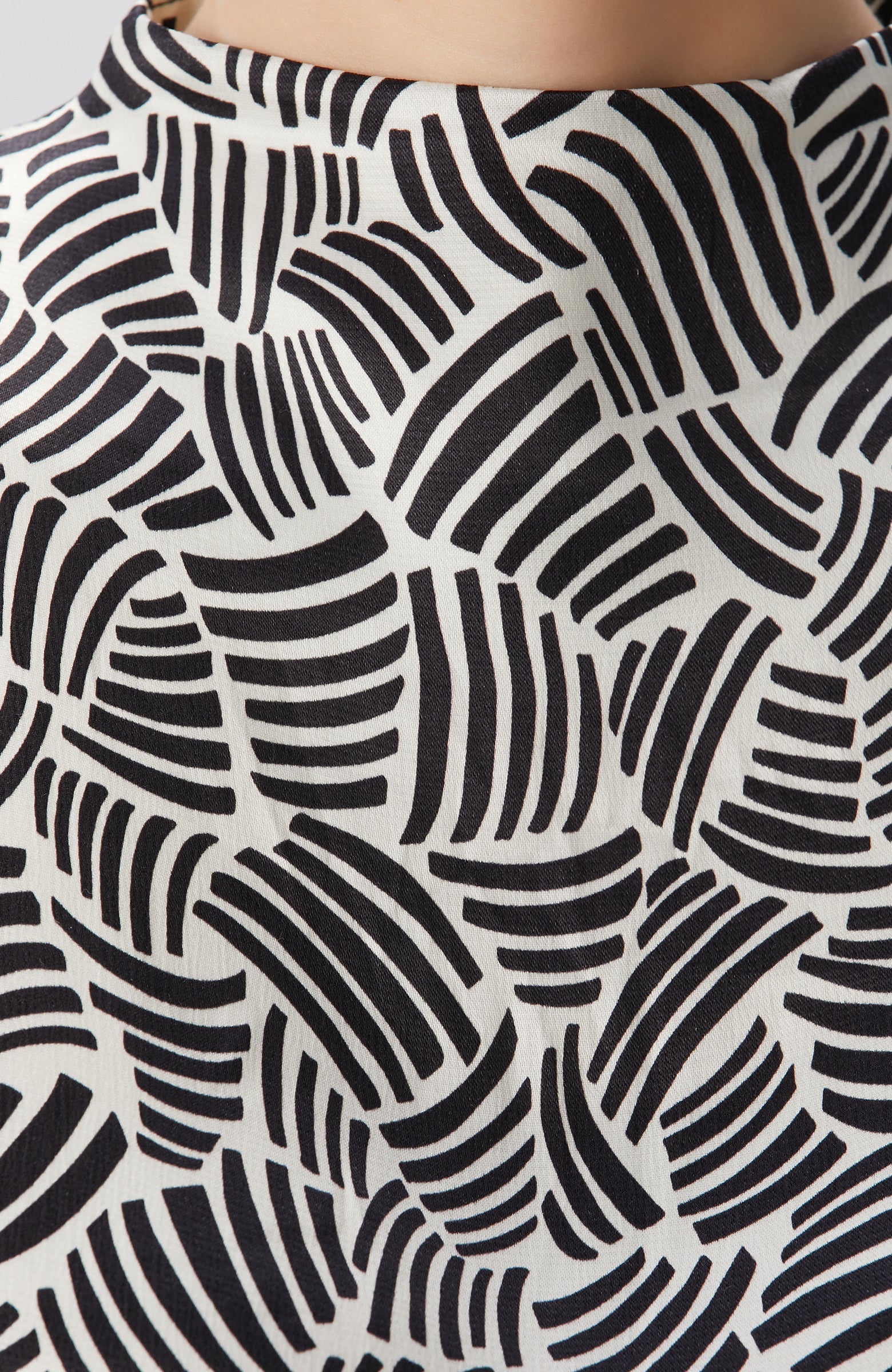 WOMEN'S Black Off-White Patterned Blouse